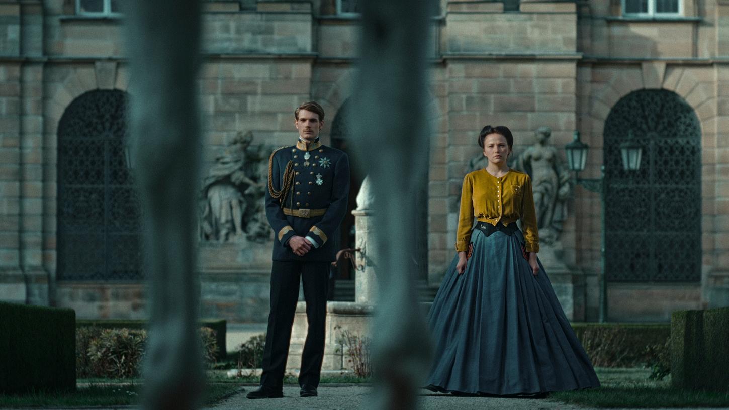 Das Barockschloss Weissenstein als Kulisse: Hier eine Filmszene mit Kaiserin Elisabeth (Devrim Lingnau) und Kaiser Franz Josef von Österreich (Philip Froissant).