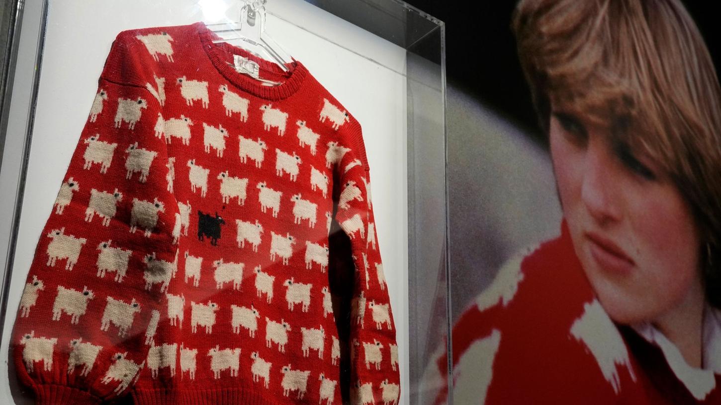 Der Pullover von Prinzessin Diana im Auktionshaus Sotheby's. Der Pullover von Prinzessin Diana im Auktionshaus Sotheby's.