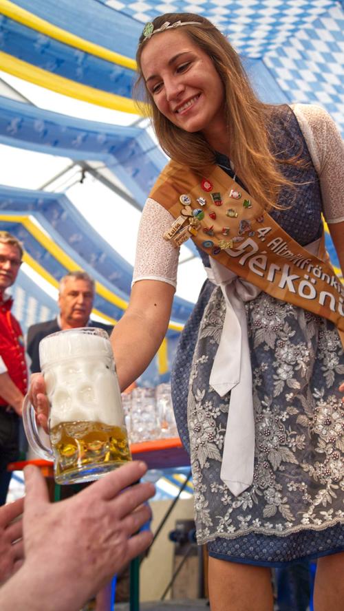 Die Altmühlfränkische Bierkönigin Luisa Dudel verteilte den Gerstensaft anschließend unter den Durstigen.