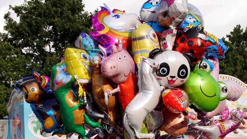 Und für die Kinder gab es auch reichlich viele Möglichkeiten an Kerwa-Mitbringseln - hier zum Beispiel eine Vielzahl an bunten Luftballons.