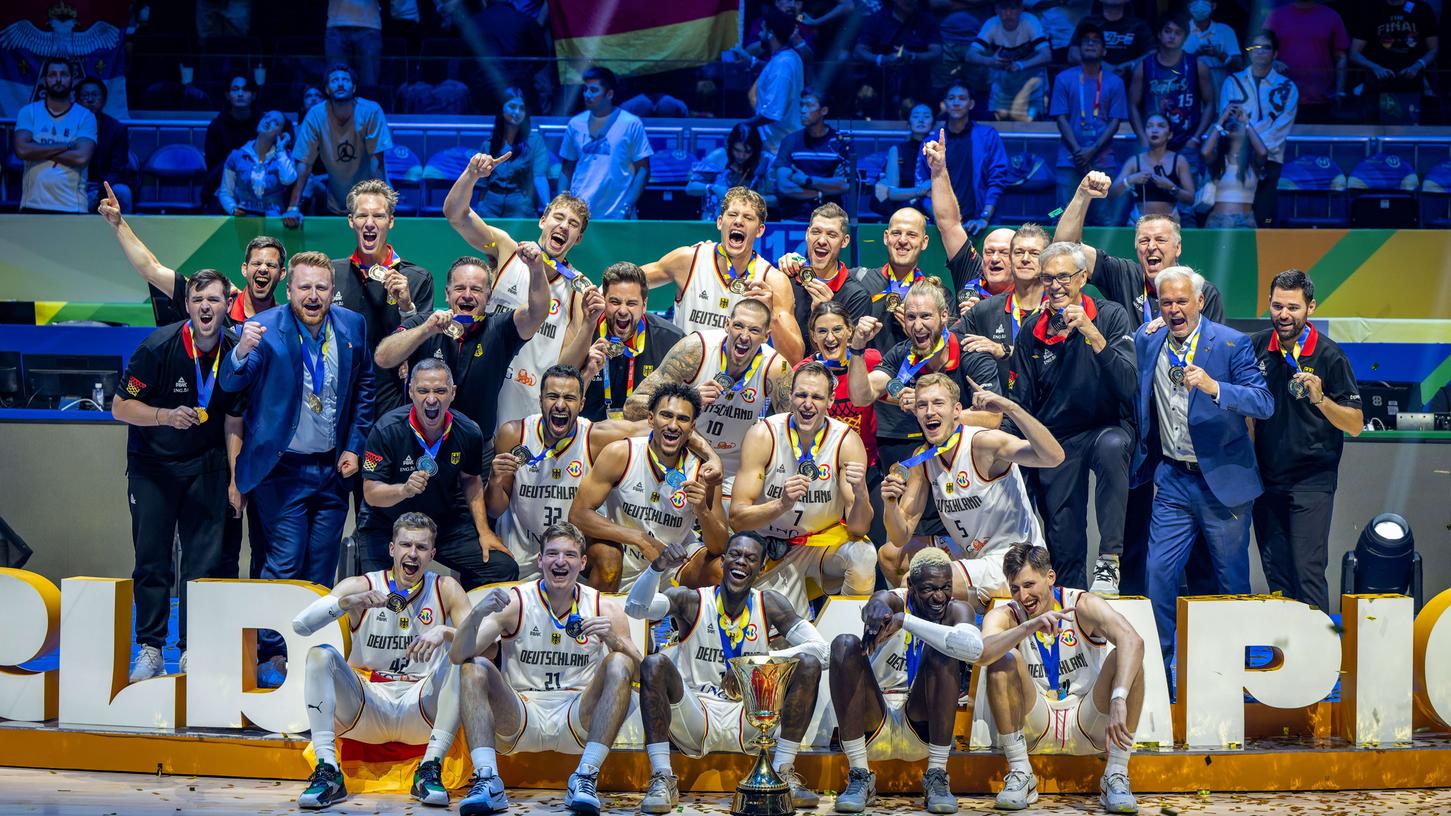 So haben die deutschen Basketballer um Trainer Gordon Herbert (Vierter von rechts) den erstmaligen Gewinn der Weltmeisterschaft gefeiert.
