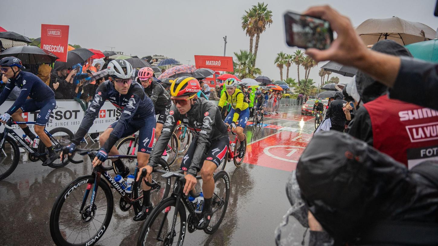 Bei der Vuelta kam es zu einer Auseinandersetzung zwischen der Polizei und einem Pfleger aus dem Team Jumbo-Visma. Bei der Vuelta kam es zu einer Auseinandersetzung zwischen der Polizei und einem Pfleger aus dem Team Jumbo-Visma.