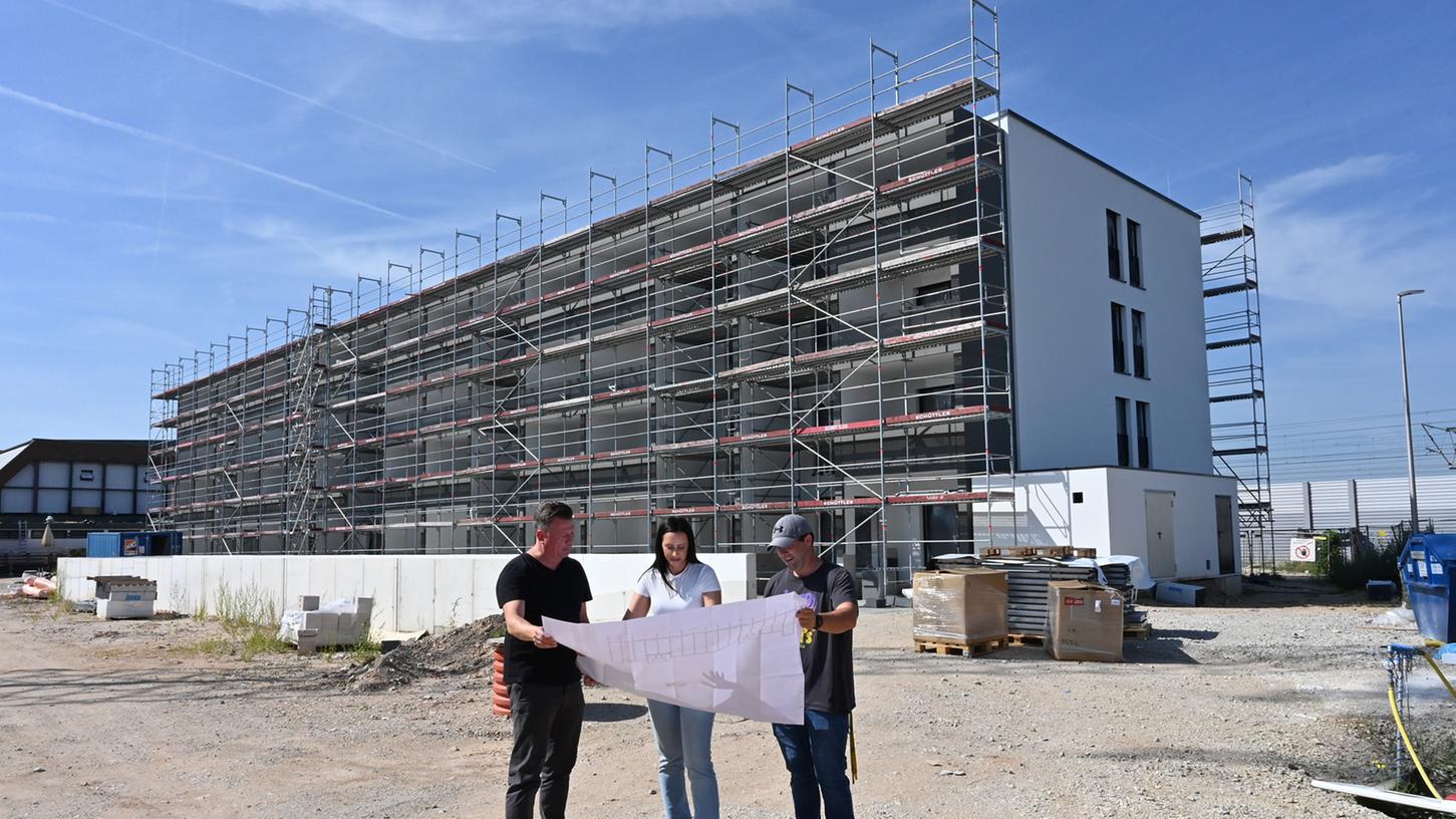 Die Deutsche Reihenhaus hat auf dem ehemaligen Tennisplatz in Bubenreuth einen Wohnblock mit 40 Wohnungen errichtet. Bauleiter Tim Varadi (r.), Pressesprecher Achim Behn und die Beraterin Sandra Würzinger sind zufrieden.