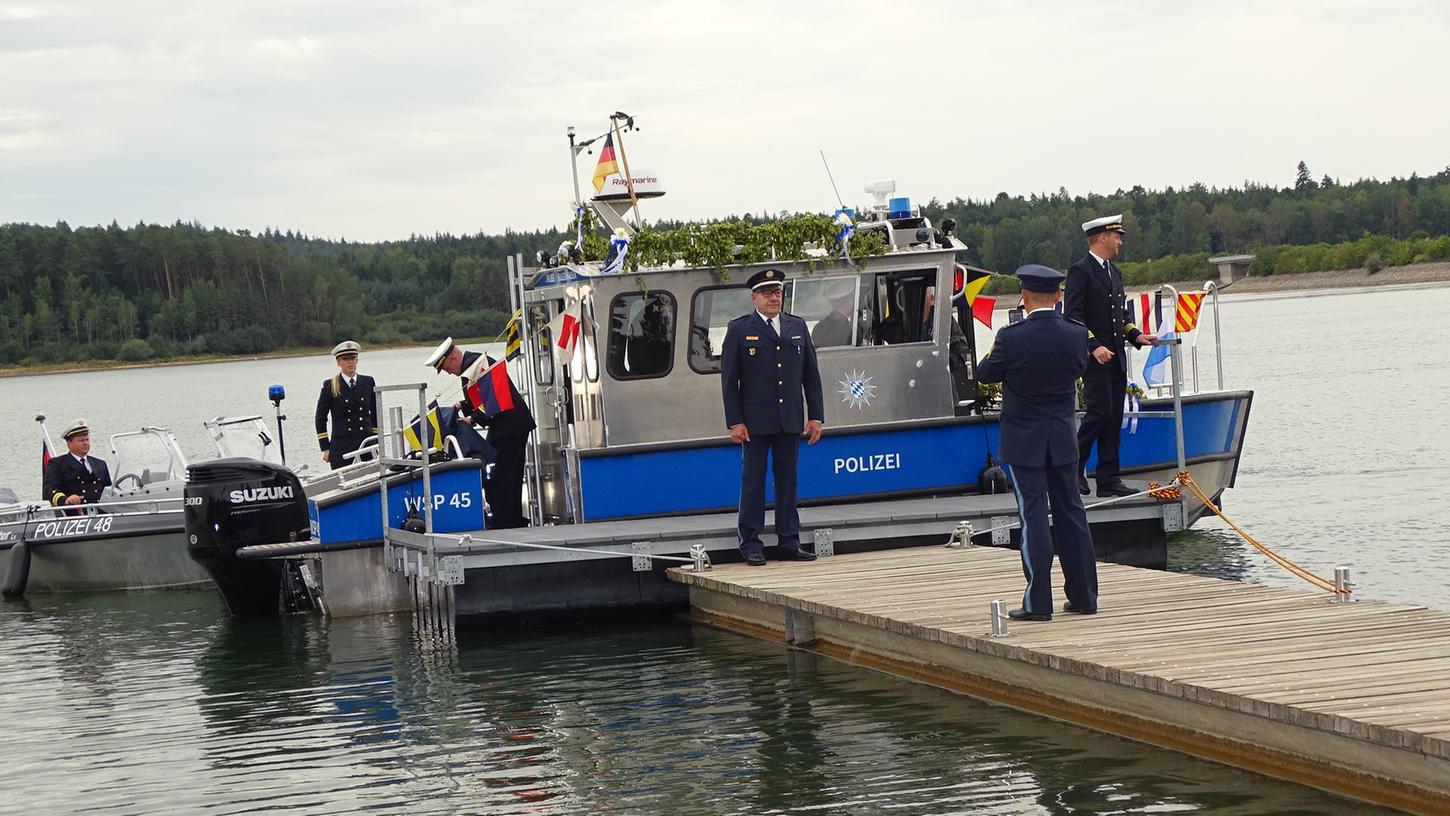 Dank eines Aluminiumrumpfes ist die WSP 45 leicht und wendig. Ideal für die großen Seen im Fränkischen Seenland, wo das neue Polizeiboot künftig Streife fährt.