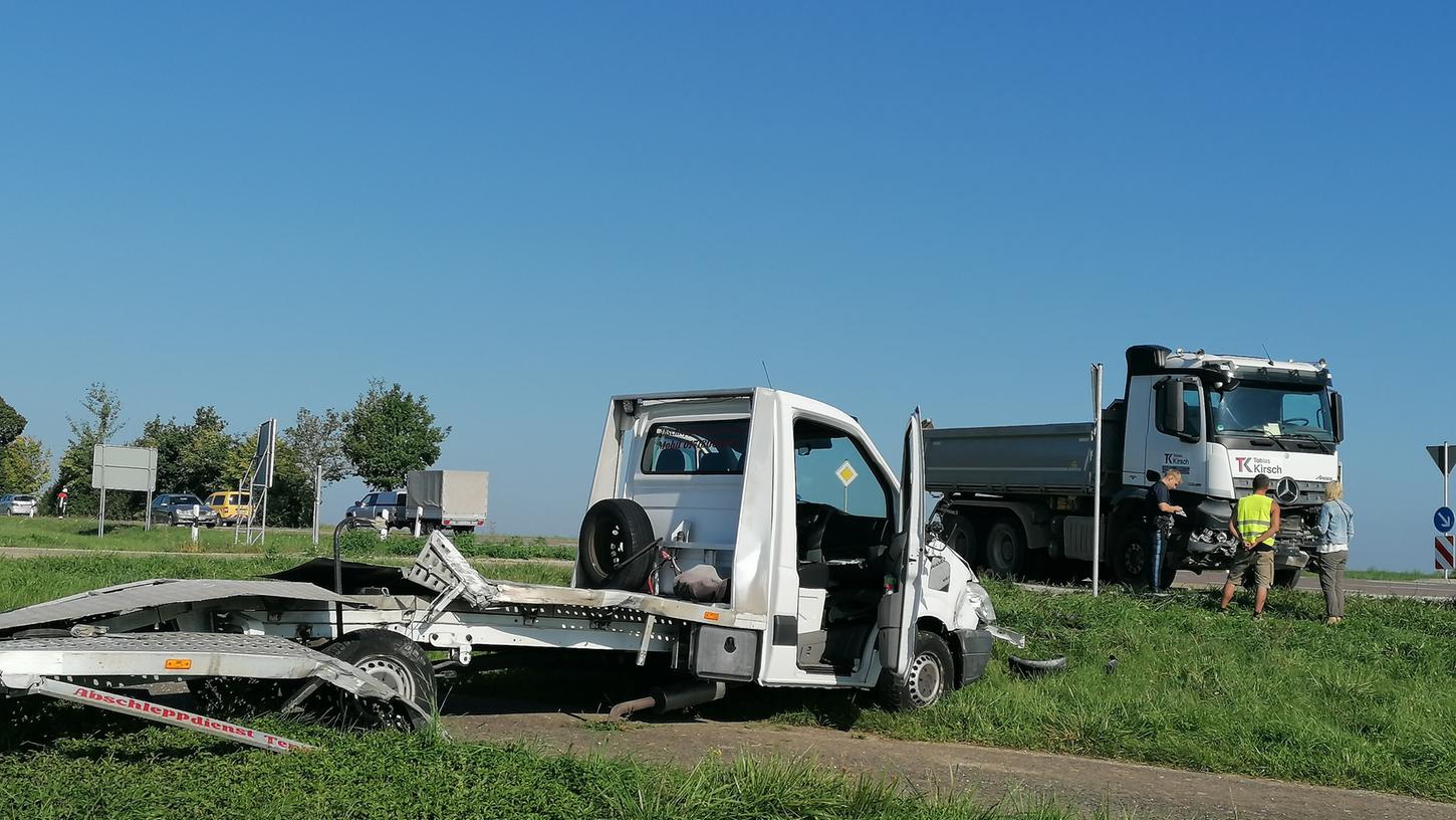 Ein Lkw hat am Freitag bei der Kreuzung bei Meinheim mit voller Wucht das Fahrzeug eines Abschleppdiensts gerammt.