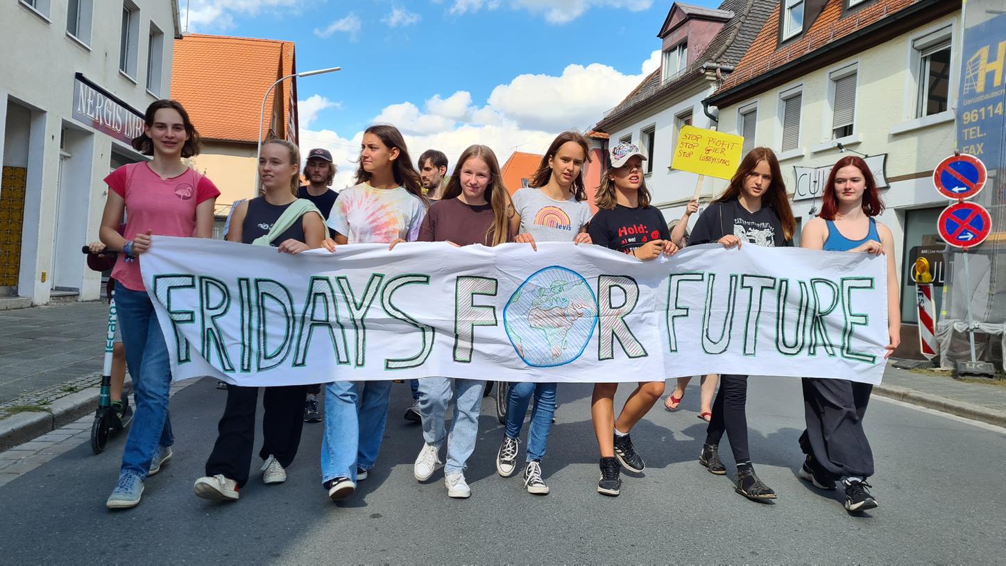 Der Anteil der Jugendlichen hielt sich auch diesmal wieder in Grenzen, doch immerhin knapp 90 Teilnehmer zählte die Klima-Demo durch die Forchheimer Innenstadt.