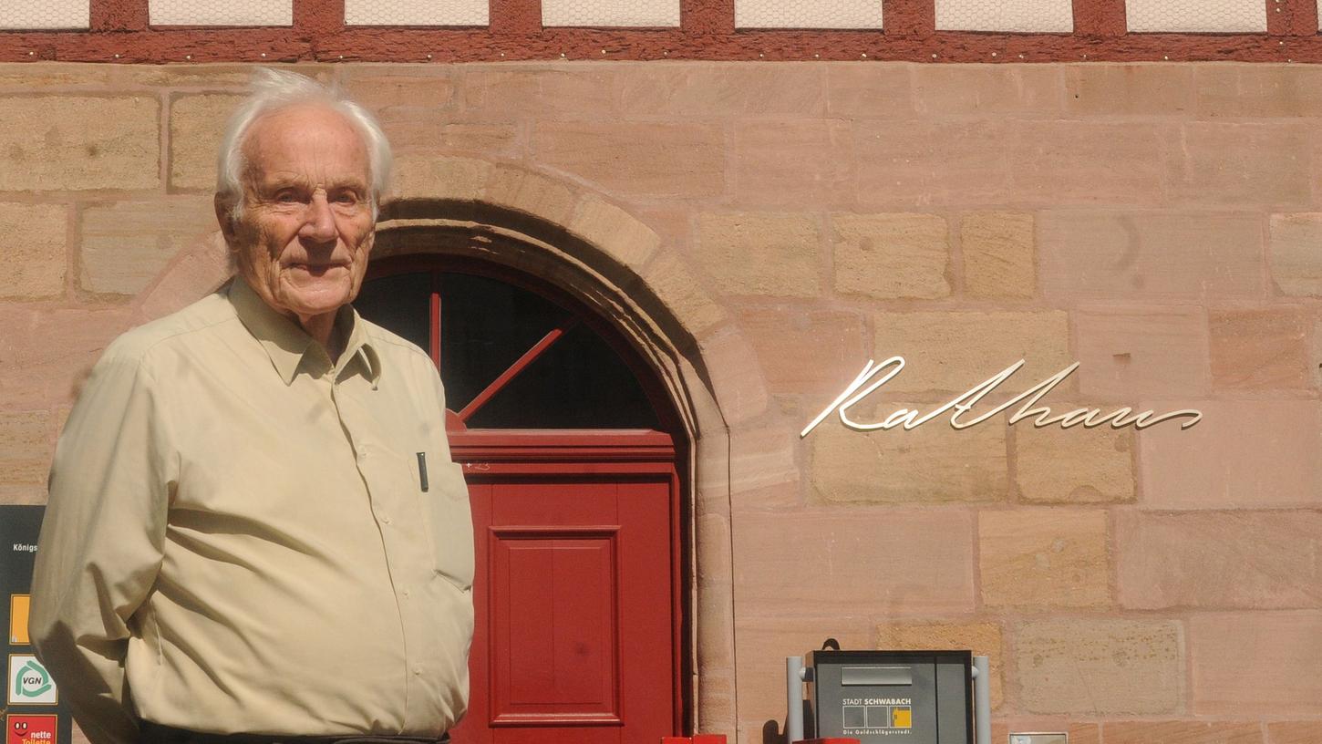 Hartwig Reimann vor seinem Arbeitsplatz, an dem er von 1970 bis 2008 anzutreffen war. Der Schriftzug "Rathaus" ist übrigens Ergebnis einer handschriftlichen Reimann-Vorlage.