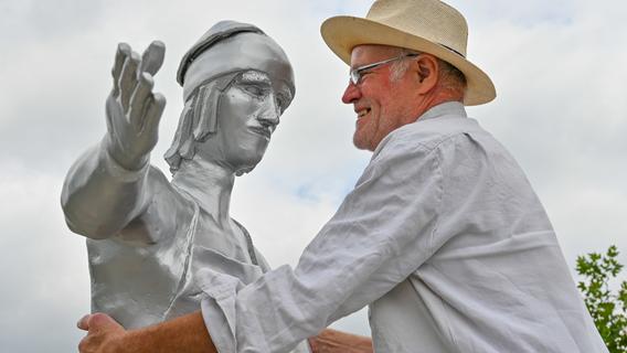 Silberner Mann am Brombachsee: Neue Statue des Künstlers TEVAUHA symbolisiert die Historie des Sees