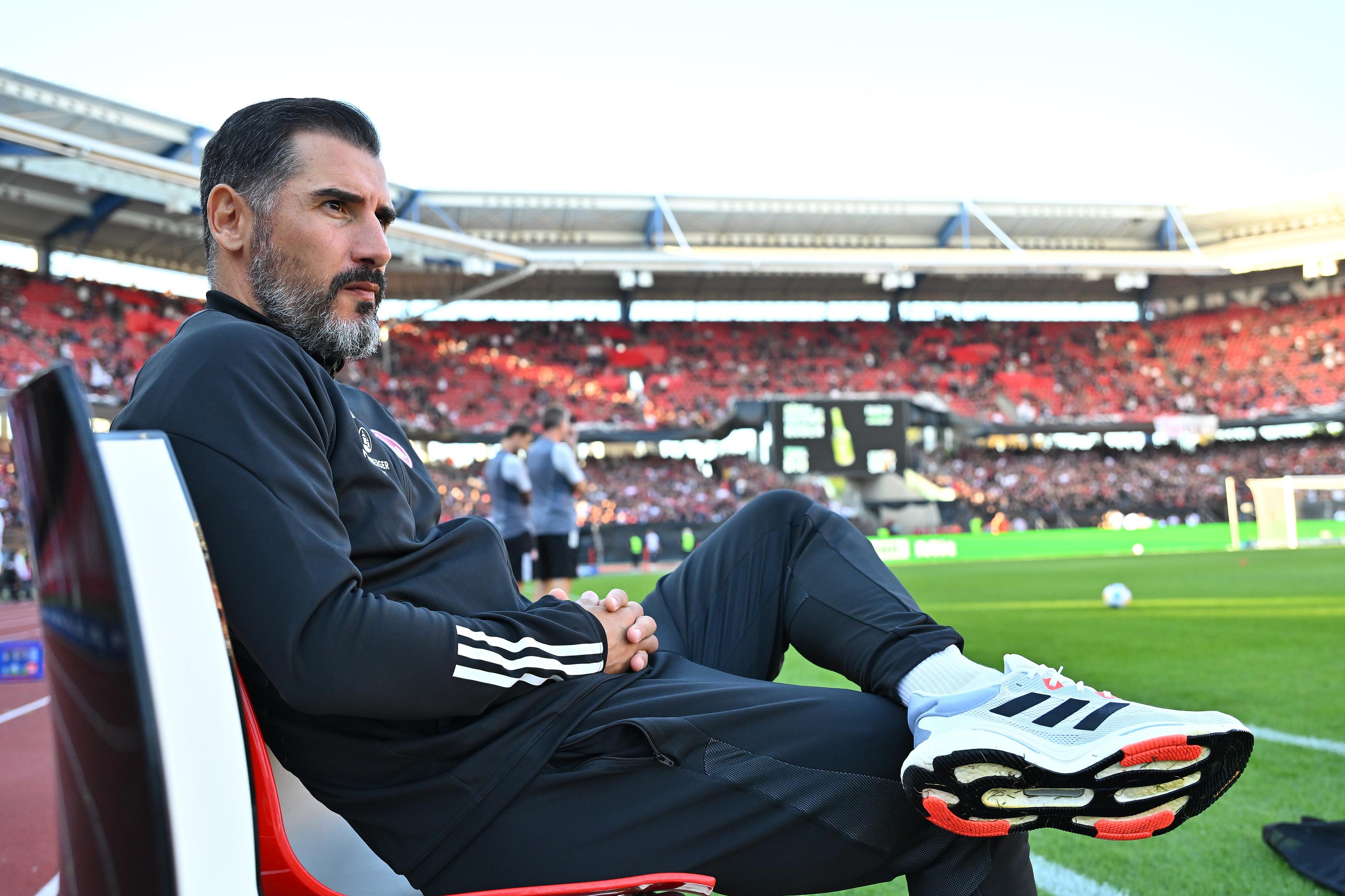 Beide Trainer stellen im Vergleich zum letzten Spieltag um. Beim FCN rückt Uzun für den angeschlagen Hayashi in die Startelf, außerdem beginnt Klaus im Tor für den rotgesperrten Mathenia. Außerdem verdrängt der wiedergenesene Marquez Horn aus der Startelf.