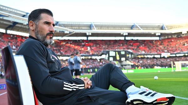 Beide Trainer stellen im Vergleich zum letzten Spieltag um. Beim FCN rückt Uzun für den angeschlagen Hayashi in die Startelf, außerdem beginnt Klaus im Tor für den rotgesperrten Mathenia. Außerdem verdrängt der wiedergenesene Marquez Horn aus der Startelf.