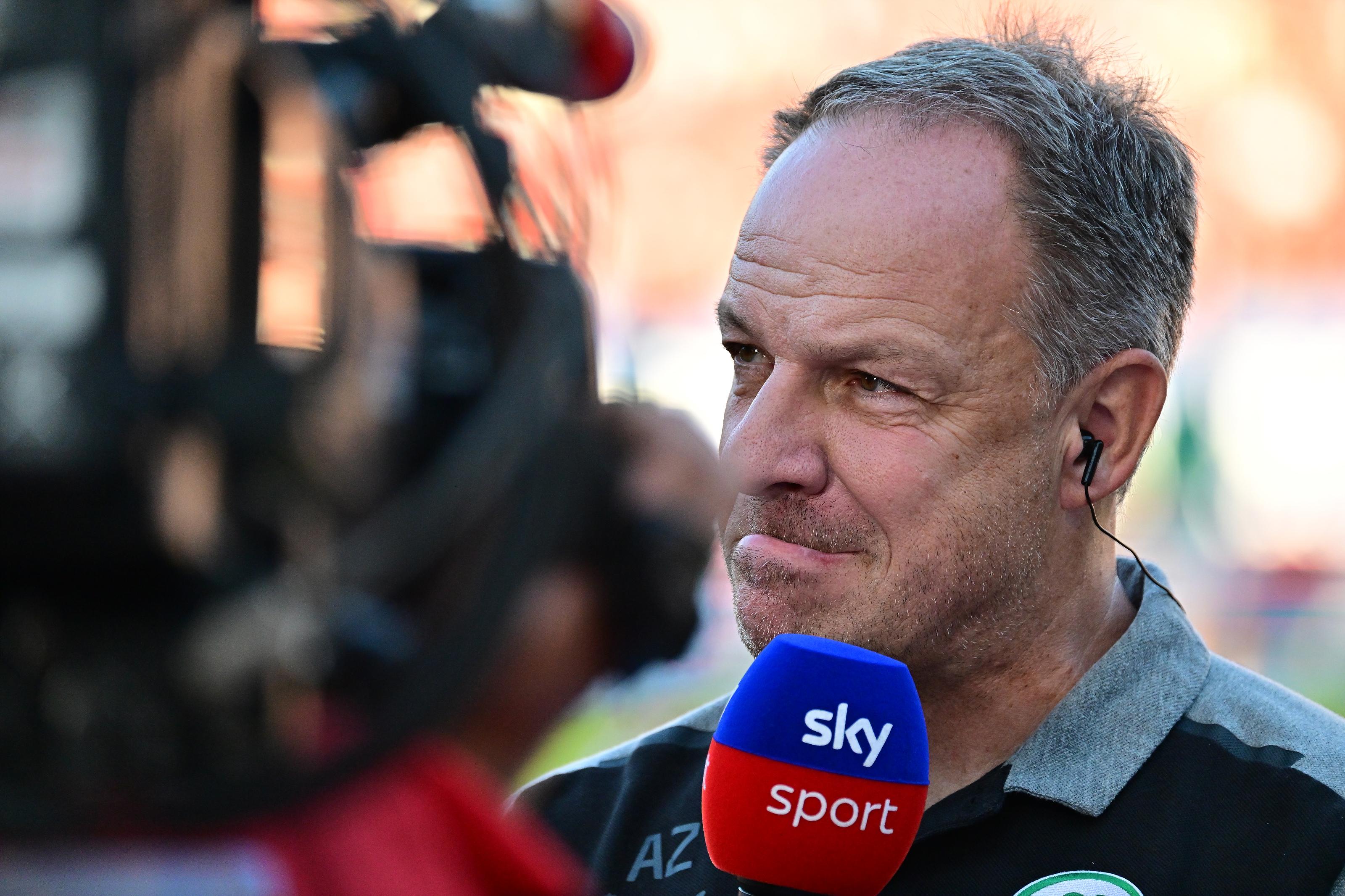 Sorgenfalten bei Alexander Zorniger: Urbig und Wagner fehlen nach ihrer Reise mit der U21 krankheitsbedingt, Linde und Kiomourtzouglou ersetzen die beiden. Im Vergleich zur NIederlage gegen Hannover rotiert das Kleeblatt weitere vier Mal: Im Angriff beginnt Abiama für Srbeny, außerdem rücken Rückkehrer Gießelmann, Itter und Michalski für Consbruch, Calhanoglu und Jung (Rückenprobleme) in die Anfangsformation.