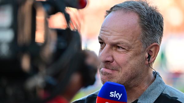 Sorgenfalten bei Alexander Zorniger: Urbig und Wagner fehlen nach ihrer Reise mit der U21 krankheitsbedingt, Linde und Kiomourtzouglou ersetzen die beiden. Im Vergleich zur NIederlage gegen Hannover rotiert das Kleeblatt weitere vier Mal: Im Angriff beginnt Abiama für Srbeny, außerdem rücken Rückkehrer Gießelmann, Itter und Michalski für Consbruch, Calhanoglu und Jung (Rückenprobleme) in die Anfangsformation.