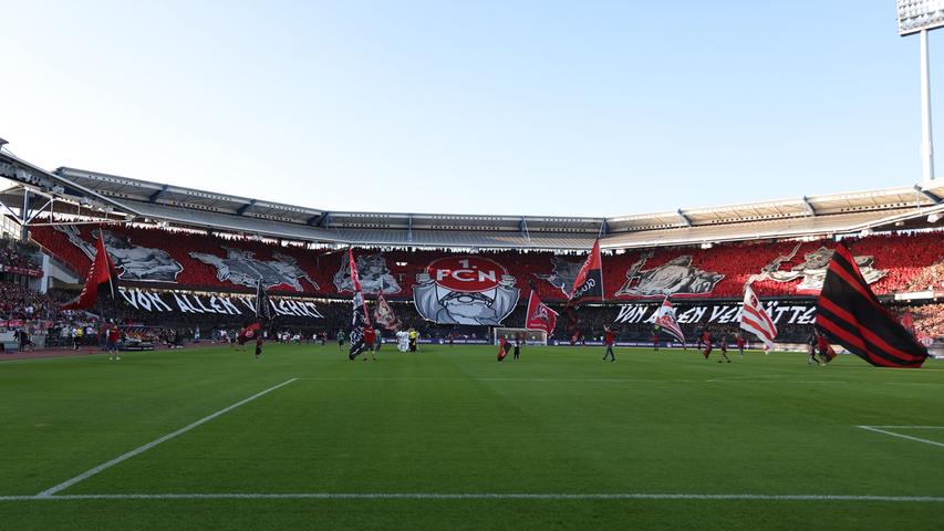 Das Frankenderby ist das Spiel der Spiele in der Region - und hat für die Fans einen ganz besonderen Stellenwert. Mit einer großen Choreo heizen die Fans des 1. FC Nürnberg ihrem Club vor dem Prestigeduell noch einmal mächtig ein.