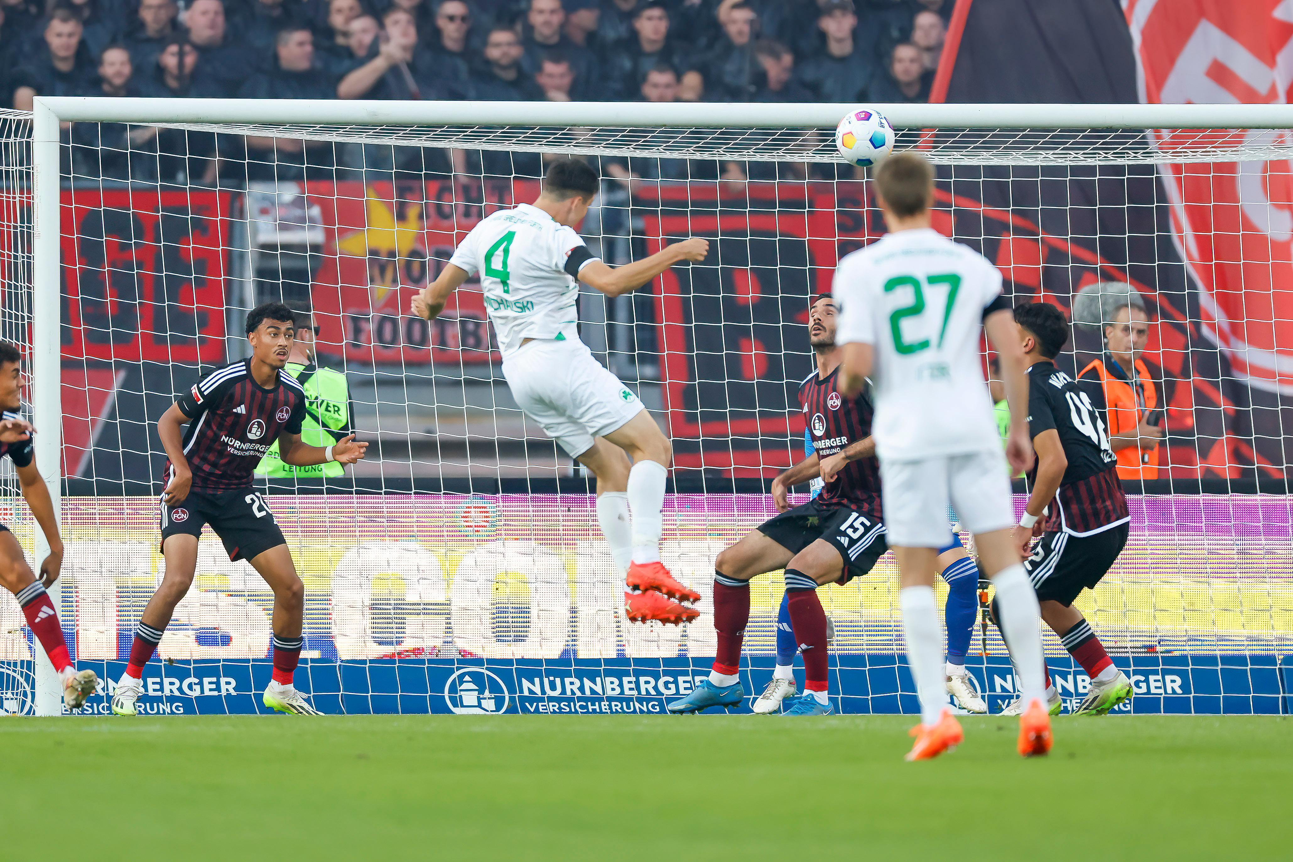 Das Spiel beginnt mit einem Paukenschlag: Michalski steigt nach einem Eckball von Gießelmann höher als Uzun...