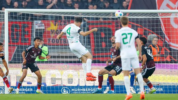 Das Spiel beginnt mit einem Paukenschlag: Michalski steigt nach einem Eckball von Gießelmann höher als Uzun...