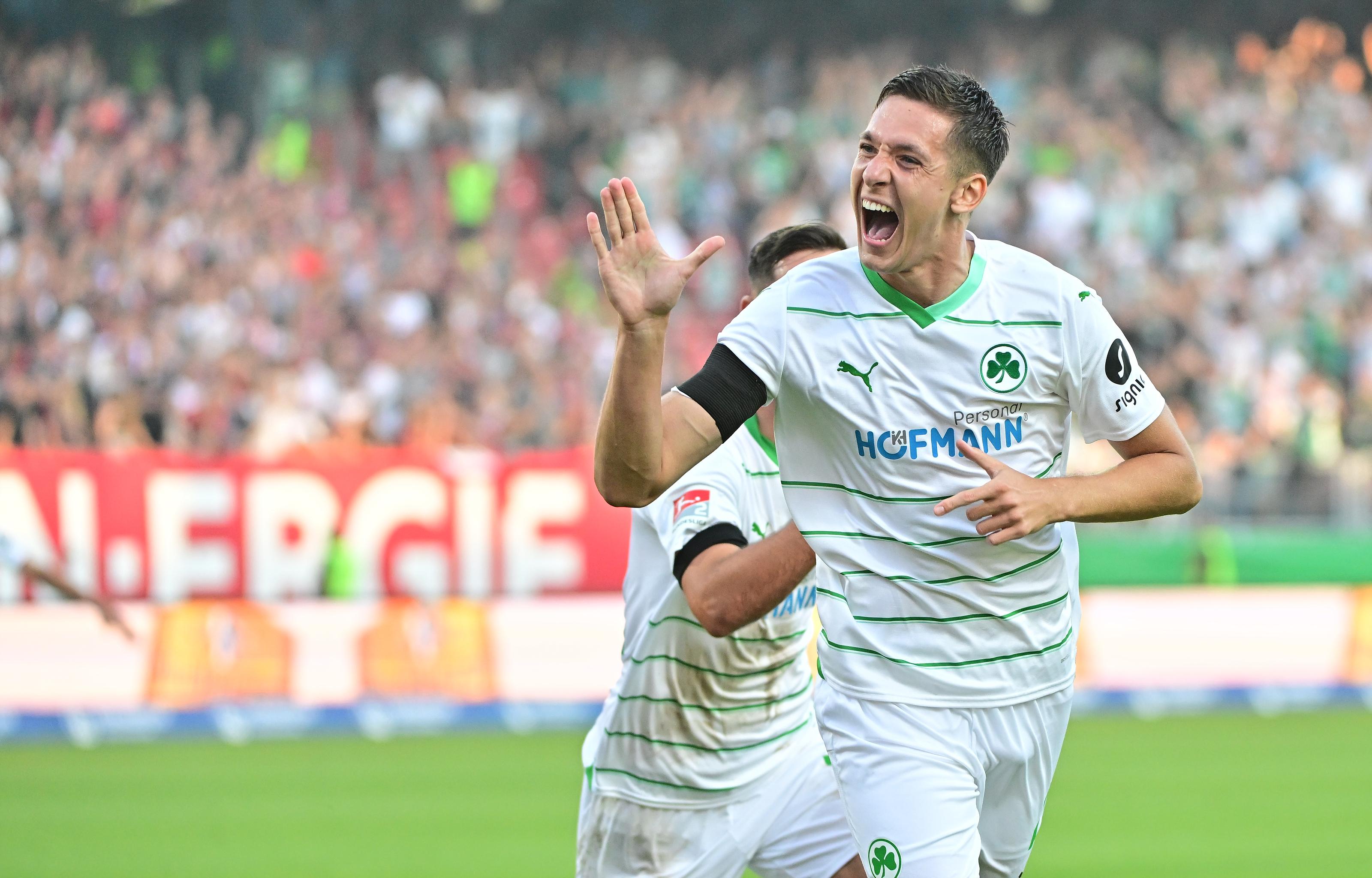 ...und köpft den Ball zum 0:1 in die Maschen! Nach nicht einmal acht Minuten führen die Gäste aus Fürth.