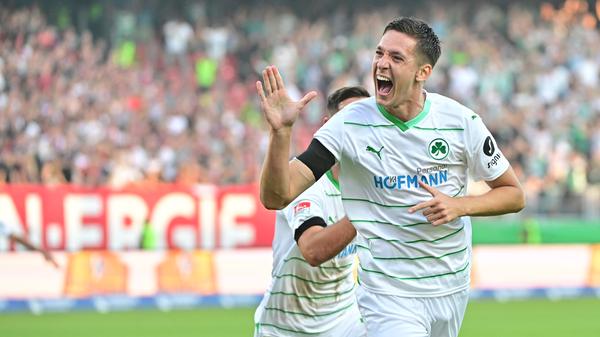 ...und köpft den Ball zum 0:1 in die Maschen! Nach nicht einmal acht Minuten führen die Gäste aus Fürth.