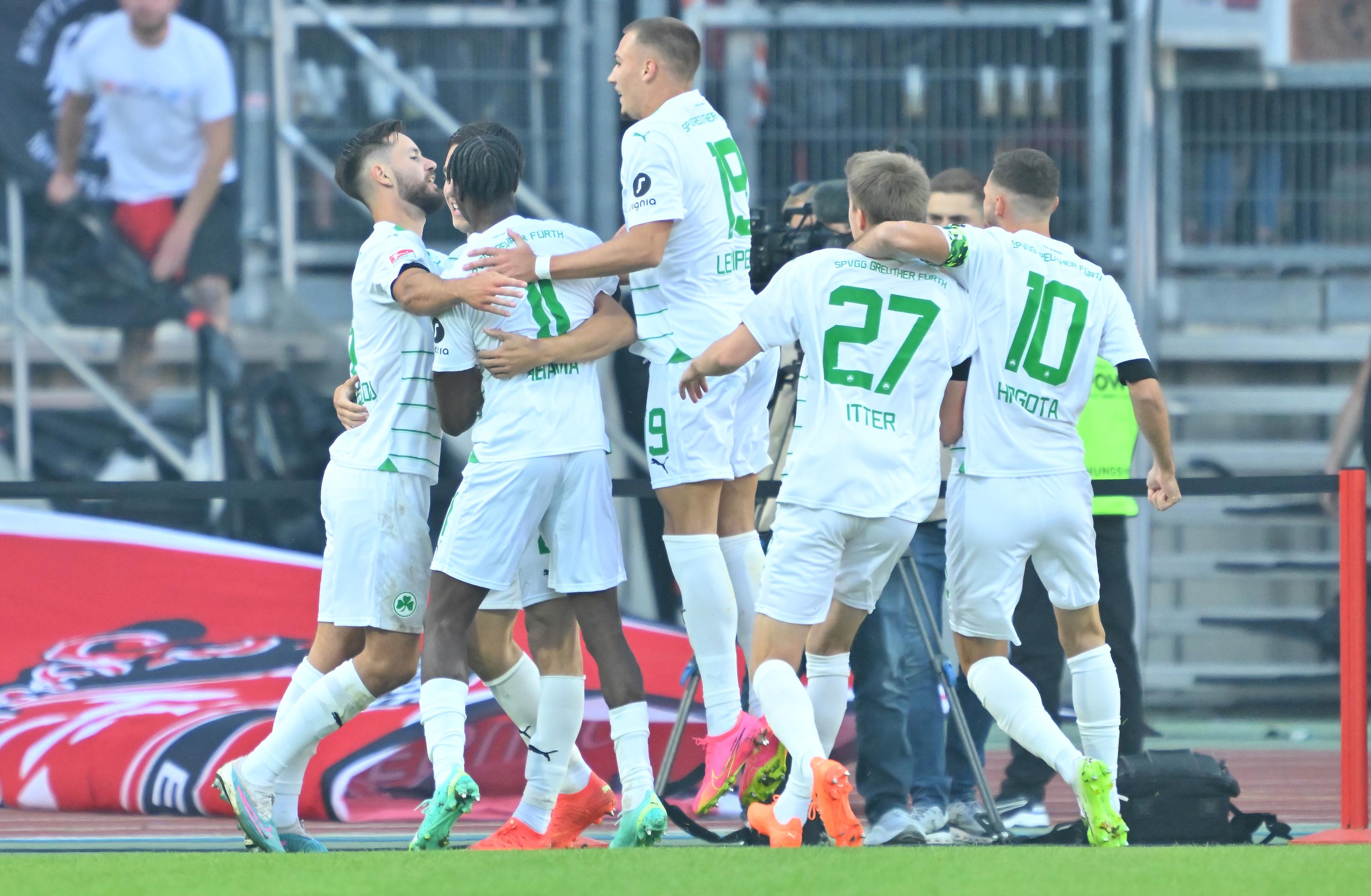 Die Fürther Mannschaft bejubelt die frühe Führung.