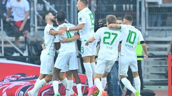 Die Fürther Mannschaft bejubelt die frühe Führung.