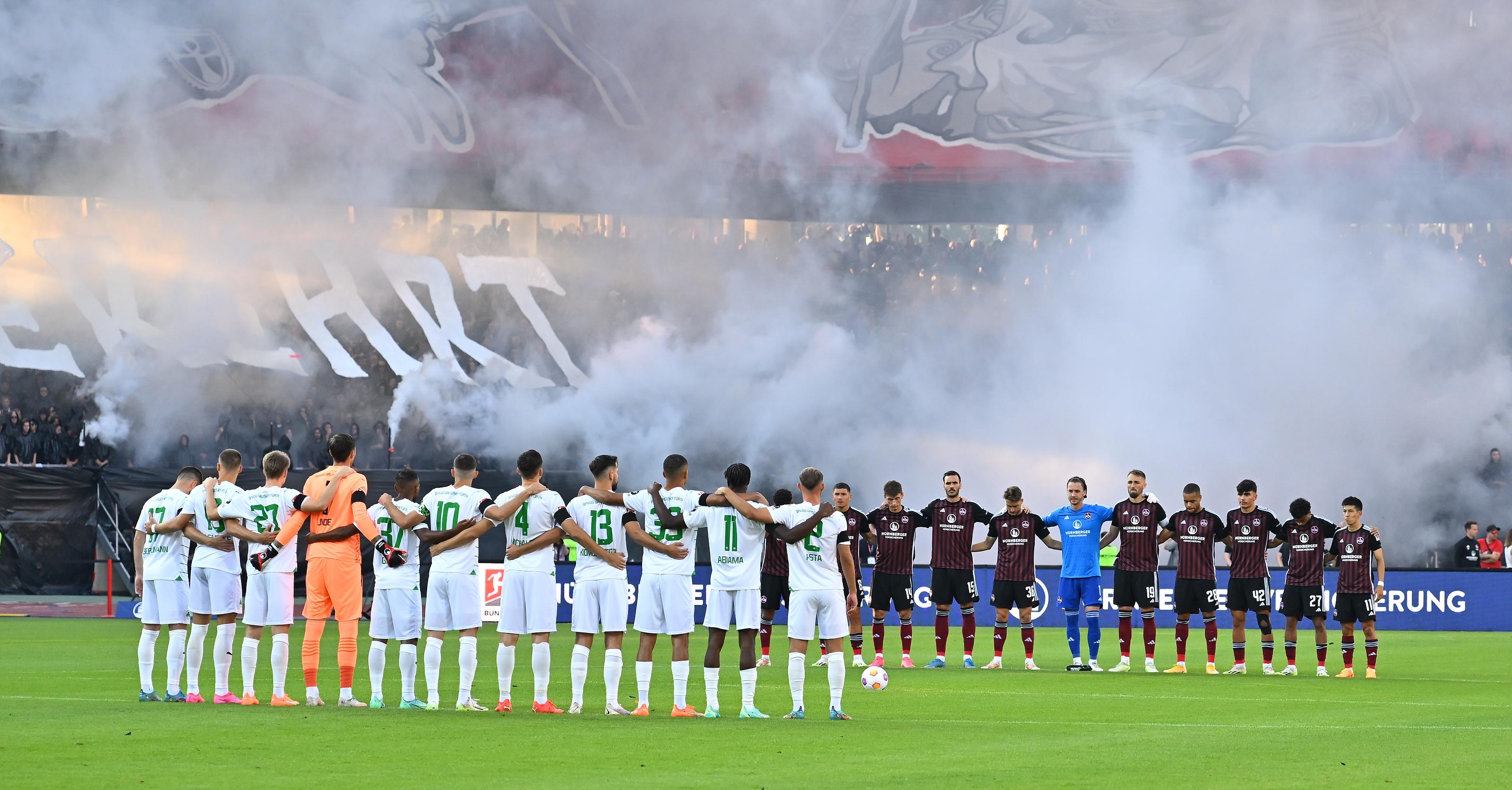 Vor beeindruckender Kulisse stehen sich die Mannschaften der beiden fränkischen Traditionsvereine gegenüber. Sowohl für den Club, als auch für das Kleeblatt steht viel auf dem Spiel.