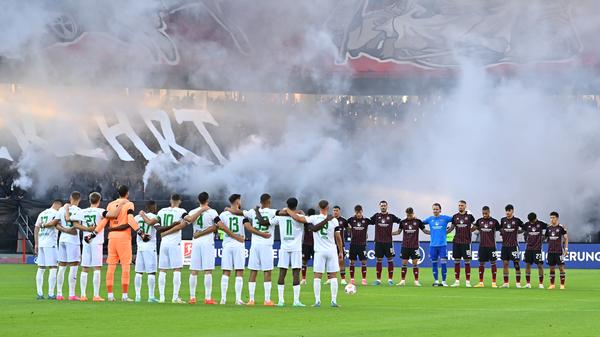 Vor beeindruckender Kulisse stehen sich die Mannschaften der beiden fränkischen Traditionsvereine gegenüber. Sowohl für den Club, als auch für das Kleeblatt steht viel auf dem Spiel.