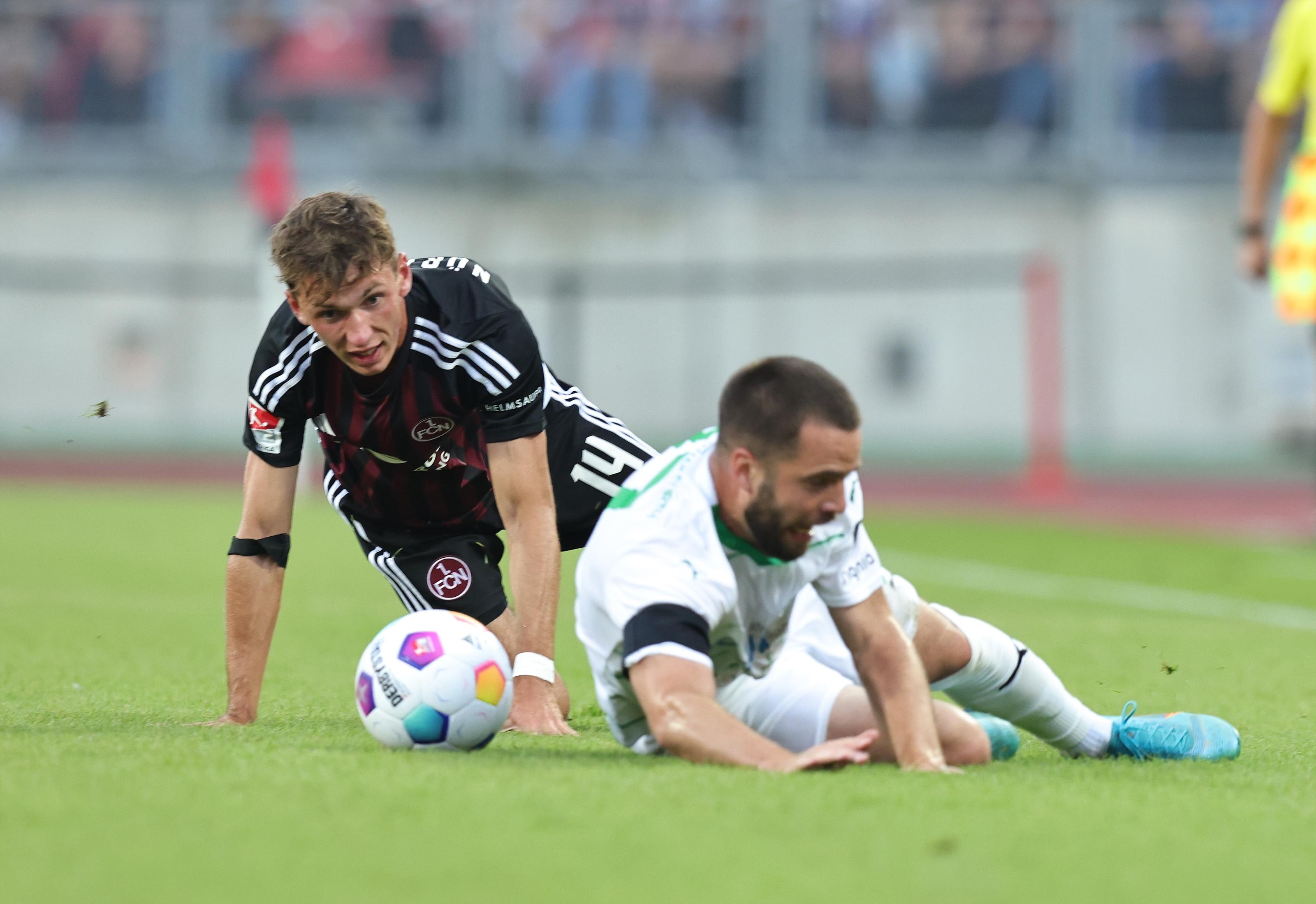 Es ist das erwartet hitzige Duell, die Spieler kämpfen um jeden Quadratmeter Wiese.