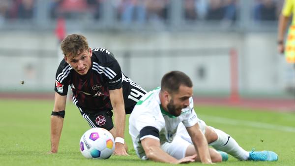 Es ist das erwartet hitzige Duell, die Spieler kämpfen um jeden Quadratmeter Wiese.