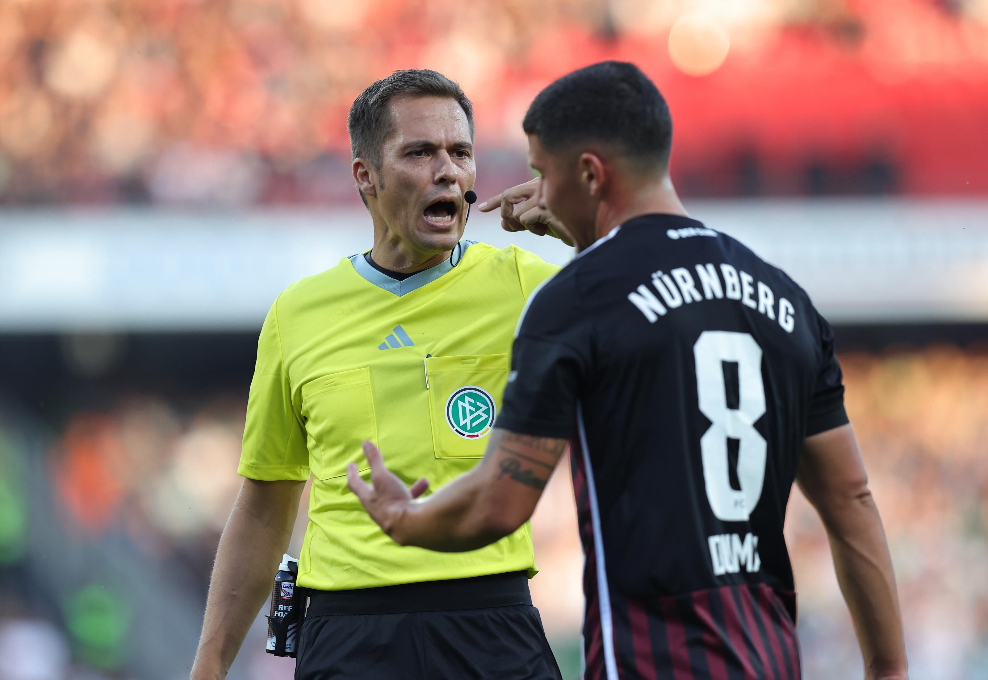 Bis hierhin ist es ein umkämpftes, aber faires Spiel. Trotzdem haben Schiedsrichter Robert Hartmann und seine Assistenten alle Hände voll zu tun.