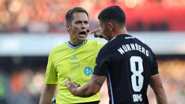 Bis hierhin ist es ein umkämpftes, aber faires Spiel. Trotzdem haben Schiedsrichter Robert Hartmann und seine Assistenten alle Hände voll zu tun.