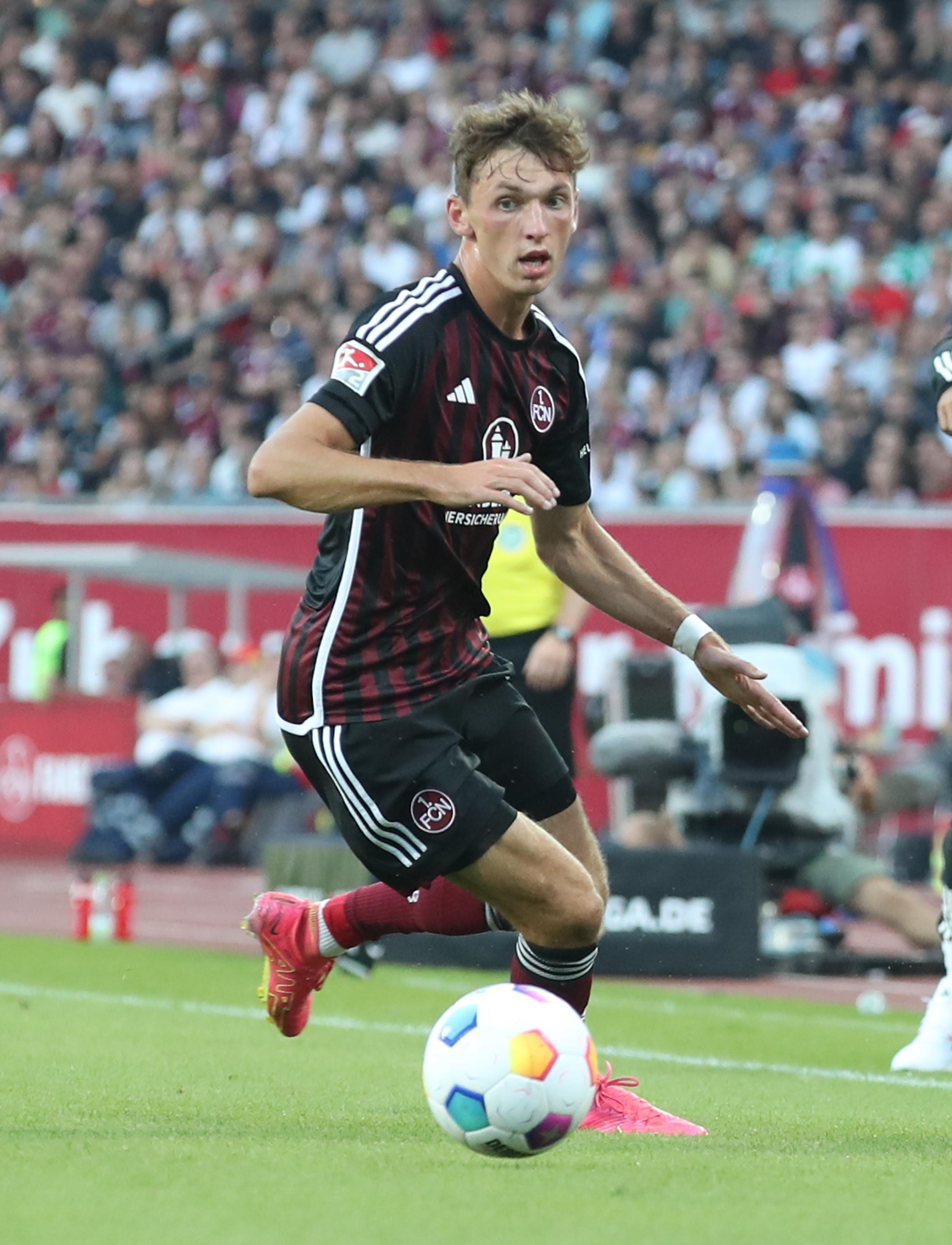 Ab Mitte der ersten Halbzeit kommt der FCN besser ins Spiel und beinahe zum Ausgleich: Auf der rechten Seite ist Goller durch und hat die Möglichkeit zum Abschluss, entscheidet sich aber für einen Rückpass, der nicht ankommt. Chance vertan.