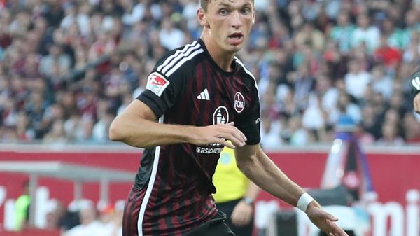 Ab Mitte der ersten Halbzeit kommt der FCN besser ins Spiel und beinahe zum Ausgleich: Auf der rechten Seite ist Goller durch und hat die Möglichkeit zum Abschluss, entscheidet sich aber für einen Rückpass, der nicht ankommt. Chance vertan.