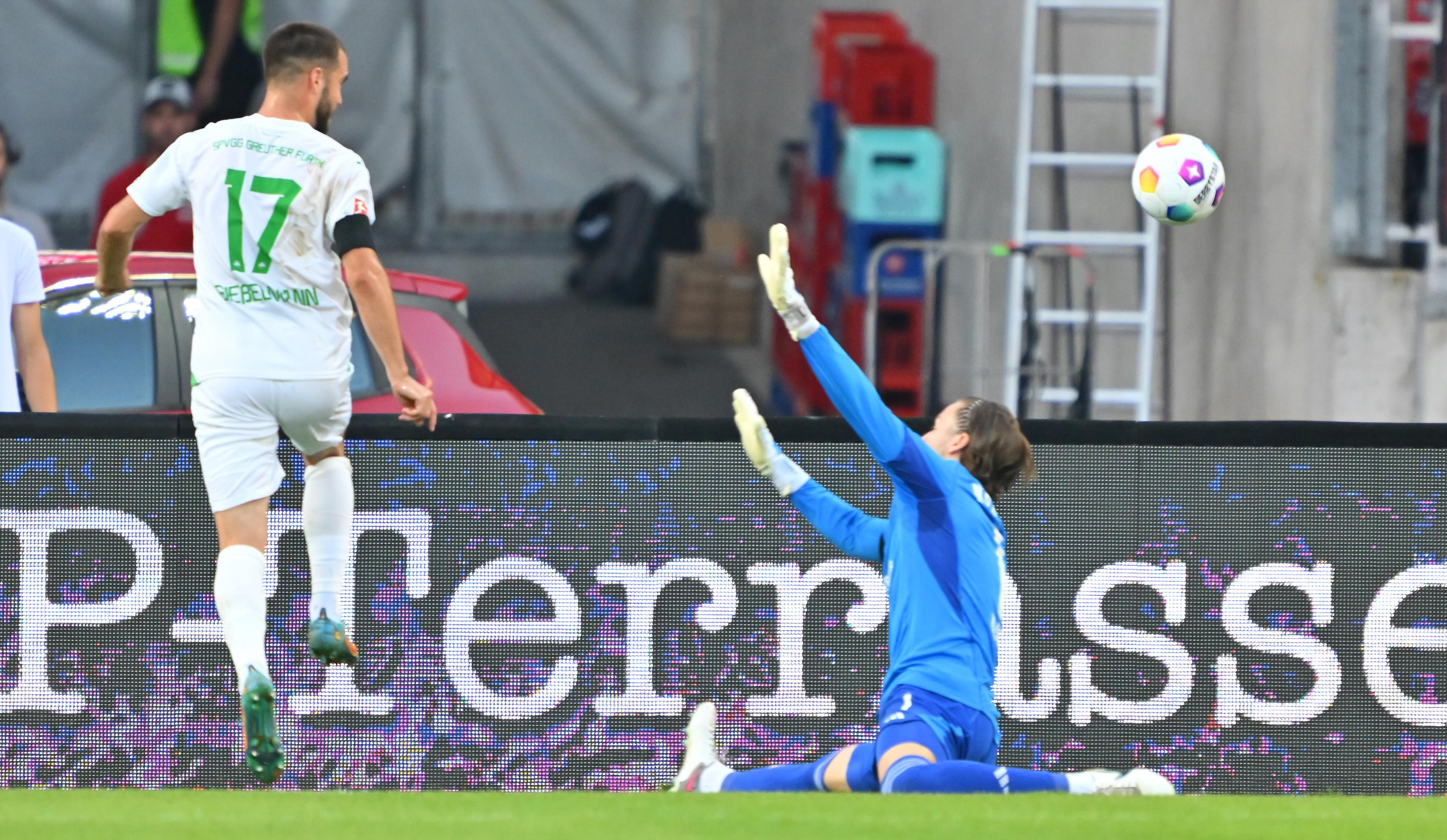 In der 23. Spielminute feiert das Kleeblatt erneut, diesmal aber nur kurz: Nach genialem Zuspiel von Hrgota legt Gießelmann vom Fünfereck quer auf Asta, der nur noch einschieben muss. Der Vorlagengeber stand aber einen Schritt im Abseits. Trotzdem: Die Spielvereinigung ist bislang die gefährlichere Mannschaft.
