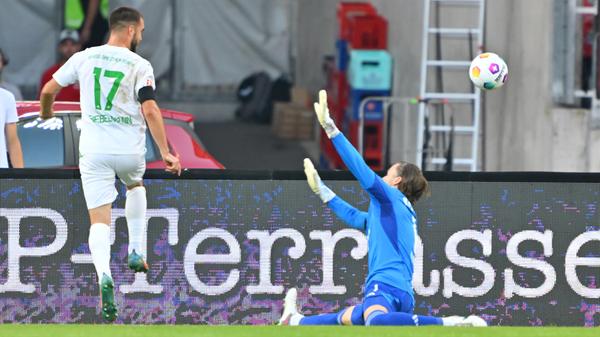 In der 23. Spielminute feiert das Kleeblatt erneut, diesmal aber nur kurz: Nach genialem Zuspiel von Hrgota legt Gießelmann vom Fünfereck quer auf Asta, der nur noch einschieben muss. Der Vorlagengeber stand aber einen Schritt im Abseits. Trotzdem: Die Spielvereinigung ist bislang die gefährlichere Mannschaft.