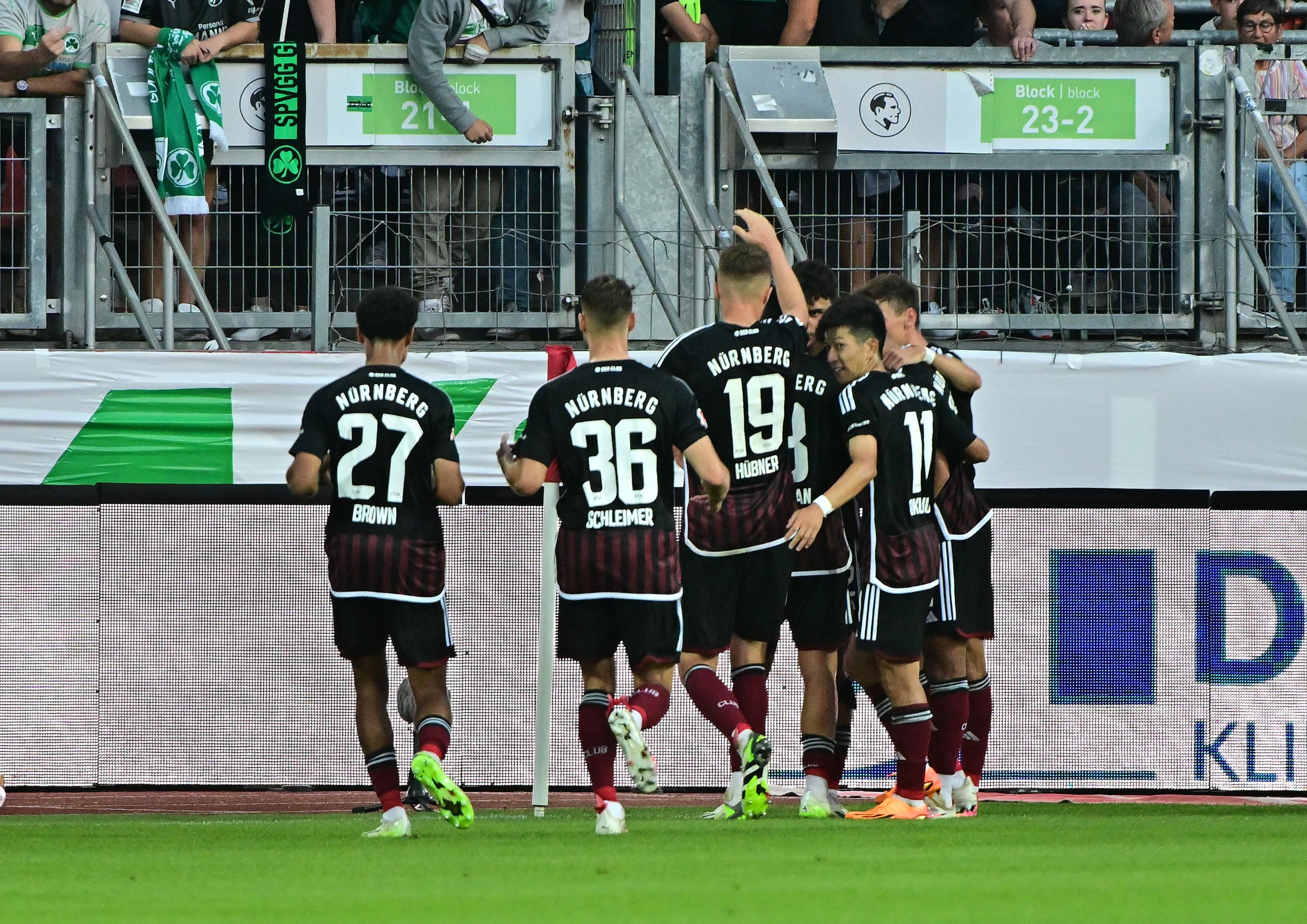 ...und verwandelt sicher links unten. Linde war unterwegs in die andere Ecke. Die Nürnberger feiern den Ausgleich.