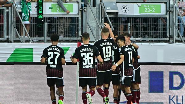 ...und verwandelt sicher links unten. Linde war unterwegs in die andere Ecke. Die Nürnberger feiern den Ausgleich.