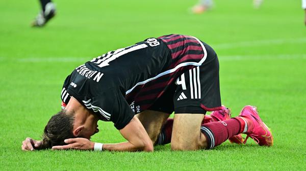 In der Nachspielzeit der ersten Halbzeit bietet sich dem Club sogar die Chance auf die Führung, aber Goller scheitert an einer Fußabwehr des Fürther Keepers Linde. So geht es mit einem 1:1 in die Pause.