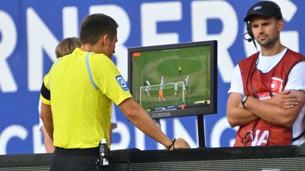 In der 45. Minute gibt es Eckball für den Club. Kiomourtzoglou klammert völlig unnötig gegen Hübner, der Nürnberger geht zu Boden. Schiedsrichter Hartmann lässt zunächst weiterlaufen - der VAR sieht aber eine glasklare Fehlentscheidung und interveniert. Nach Ansicht der Bilder zeigt Hartmann auf den Punkt!