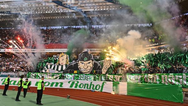 Die zweite Halbzeit beginnt mit einem Feuerwerk - allerdings nicht auf dem Rasen, sondern auf den Rängen. Einige Fürther Fans zünden Feuerwerkskörper. Erst nach einer mehrminütigen Unterbrechung wird das Spiel fortgesetzt.