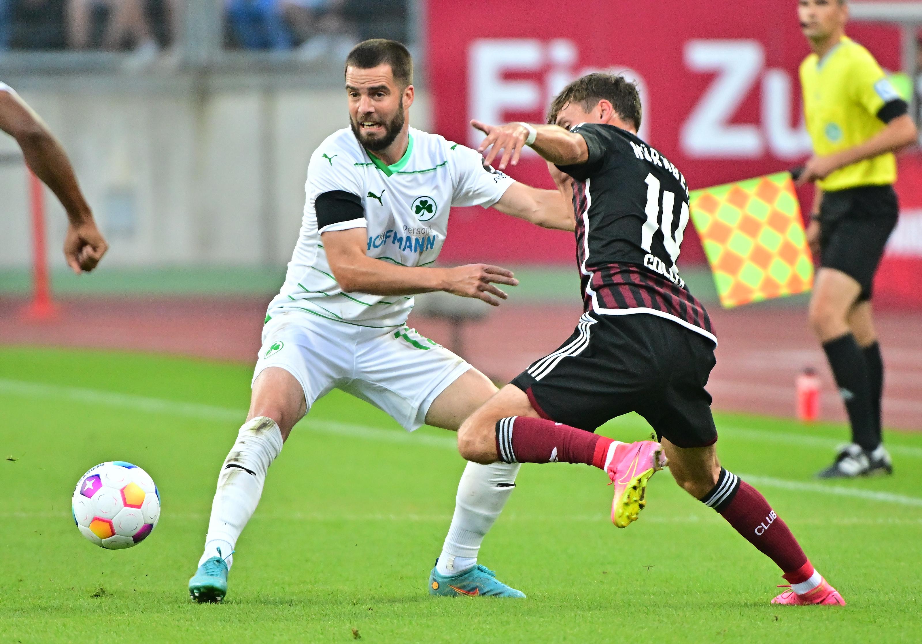 Der Club zunächst etwas entschlossener aus der Kabine, ohne dabei zu klaren Chancen zu kommen. Das Spiel bleibt hart umkämpft.