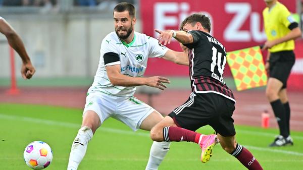 Der Club zunächst etwas entschlossener aus der Kabine, ohne dabei zu klaren Chancen zu kommen. Das Spiel bleibt hart umkämpft.