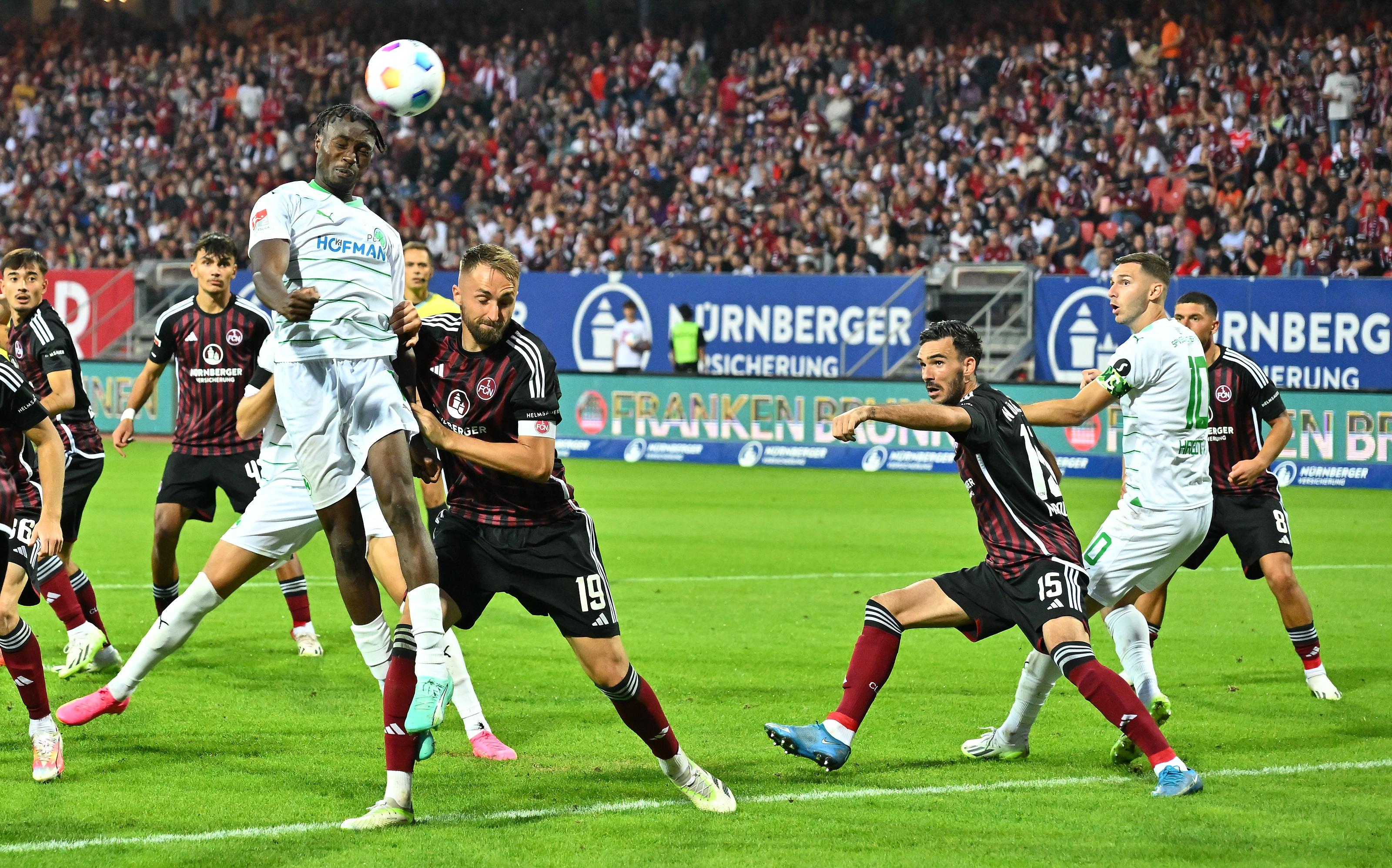 Es geht hin und her, beide Teams erarbeiten sich Abschlüsse, aber richtig gefährlich wird es noch nicht im zweiten Durchgang. Hier leitet Abiama einen Ball zu Kiomourtzoglou weiter, dessen Schuss landet nur am Außennetz.