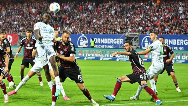 Es geht hin und her, beide Teams erarbeiten sich Abschlüsse, aber richtig gefährlich wird es noch nicht im zweiten Durchgang. Hier leitet Abiama einen Ball zu Kiomourtzoglou weiter, dessen Schuss landet nur am Außennetz.