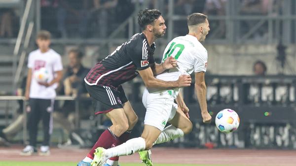 Bei den Fürthern geht wie so oft viel über Branimir Hrgota. In einigen Situationen ist er wie hier nur per Foul zu stoppen.