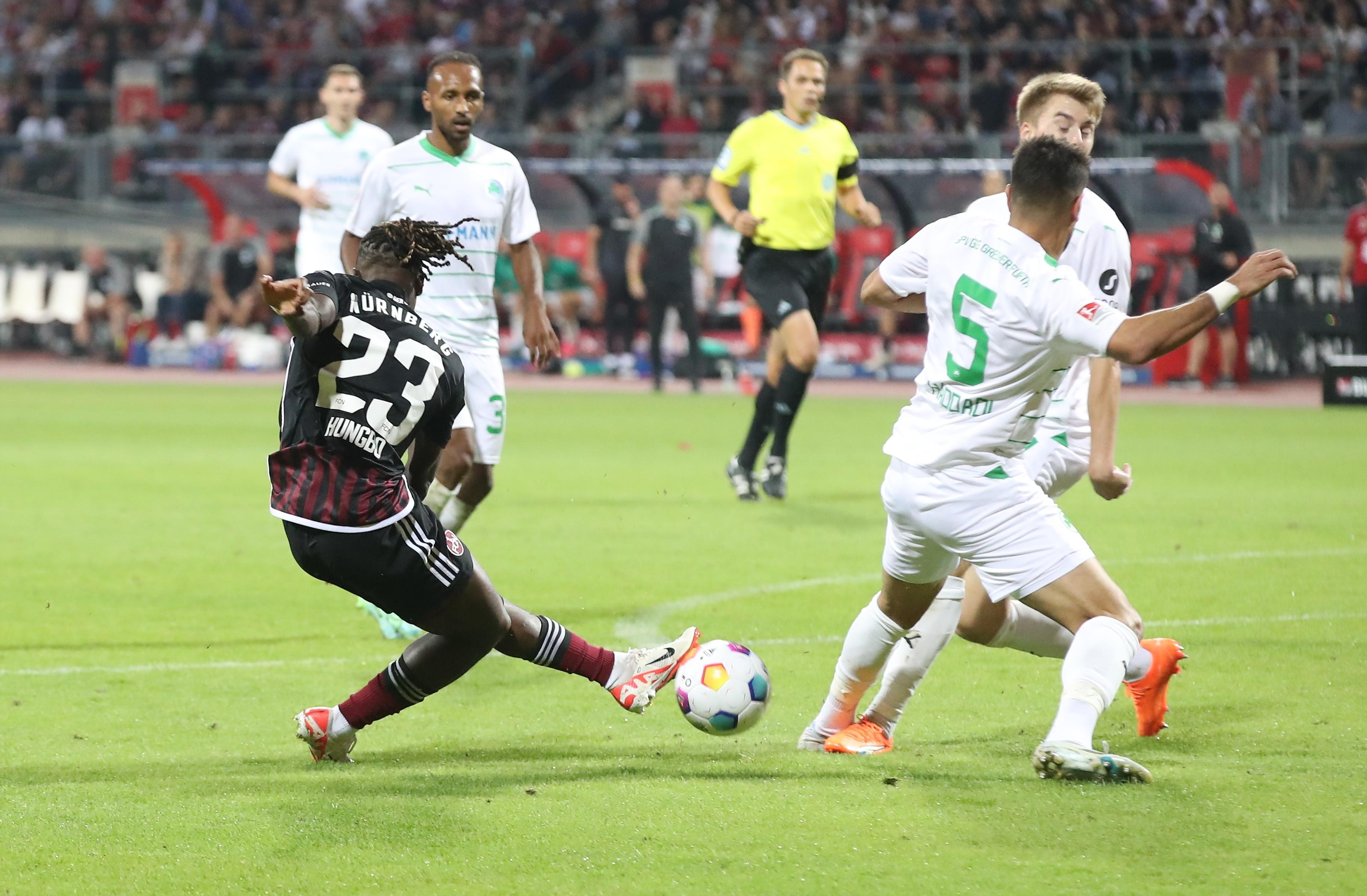 Der eingewechselte Hungbo versucht es mit einem Abschluss, wird aber geblockt.