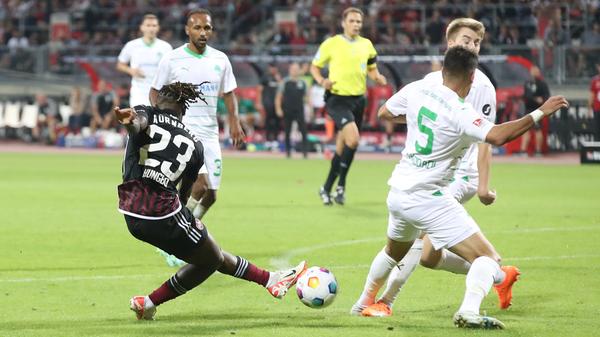 Der eingewechselte Hungbo versucht es mit einem Abschluss, wird aber geblockt.