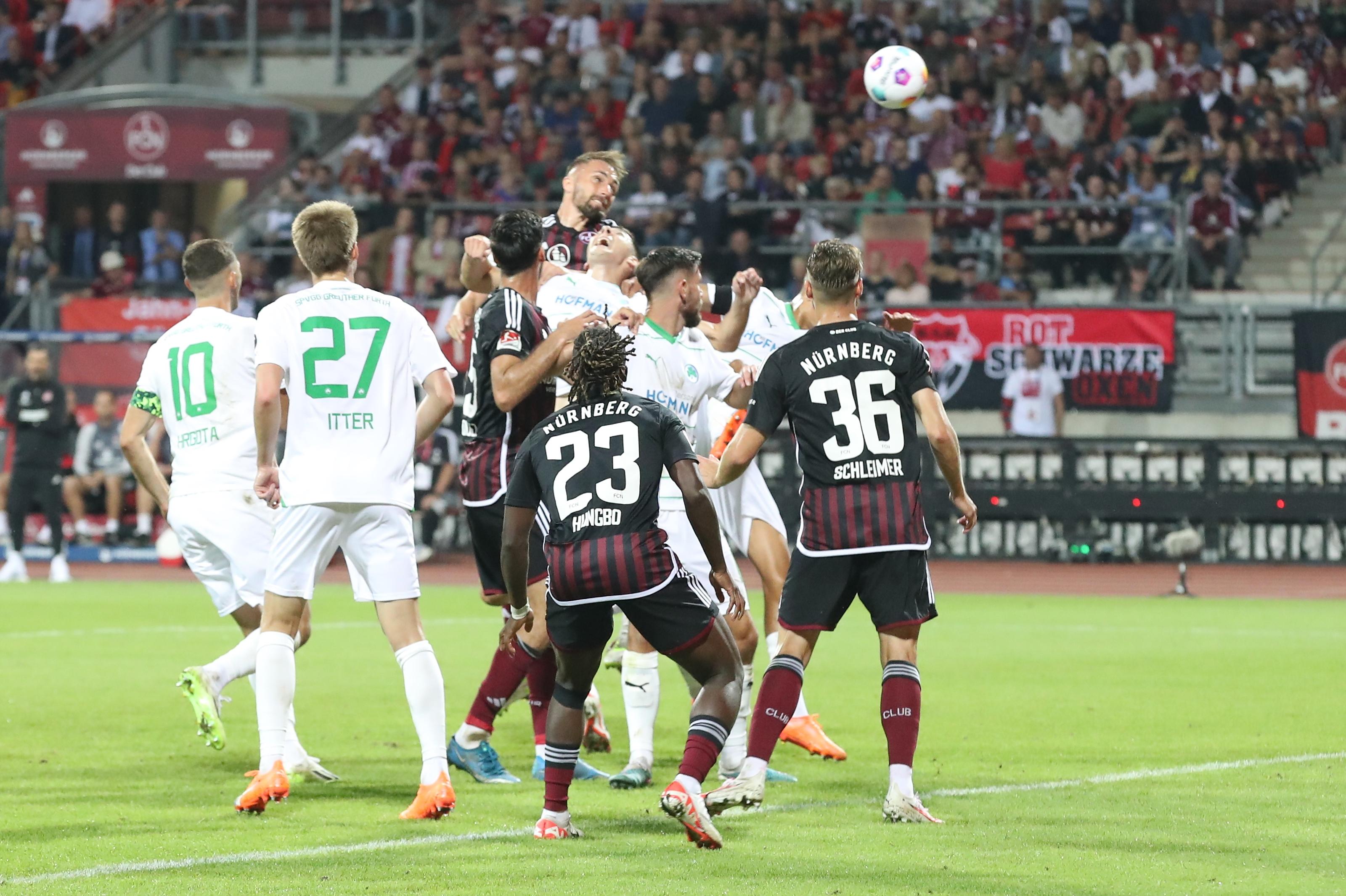 Auftakt zur Schlussviertelstunde: In der 76. Minute nickt Hübner einen Eckball nur knapp am Pfosten der Fürther vorbei. Das hätte sie sein können, die Führung, die dieses Derby vermutlich entschieden hätte.