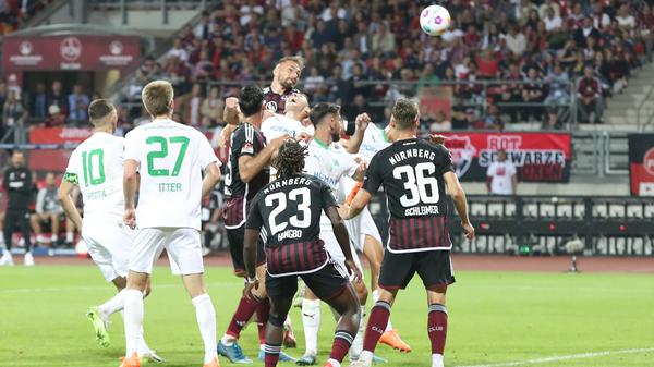 Auftakt zur Schlussviertelstunde: In der 76. Minute nickt Hübner einen Eckball nur knapp am Pfosten der Fürther vorbei. Das hätte sie sein können, die Führung, die dieses Derby vermutlich entschieden hätte.