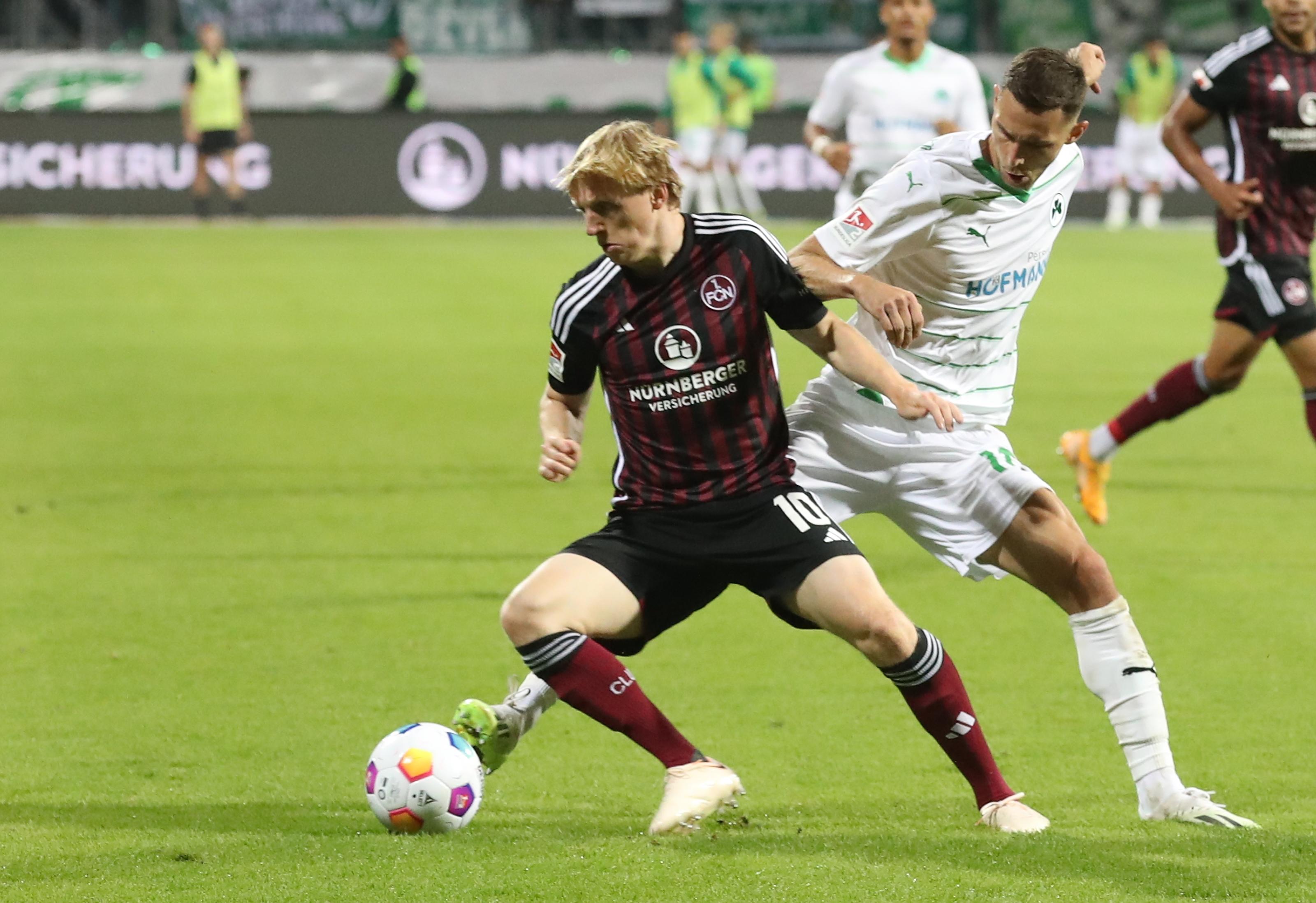 Duell der Spielmacher: Möller Daehli und Hrgota im Kampf um den Ball.