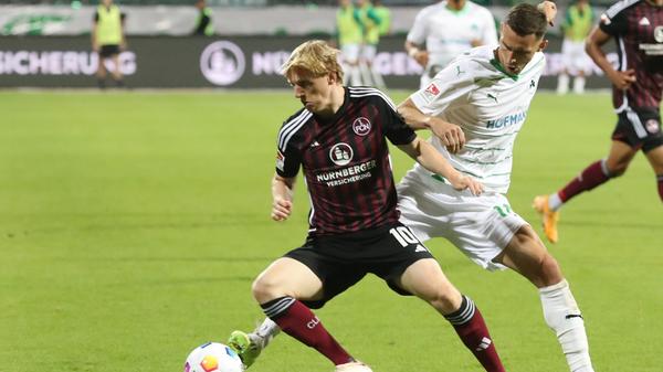 Duell der Spielmacher: Möller Daehli und Hrgota im Kampf um den Ball.