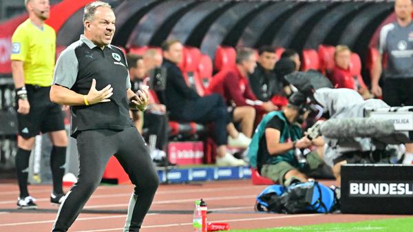 Kurz vor Schluss hat Okunuki per Kopf die große Chance auf das 2:1, Linde pariert den zu unplatzierten Abschluss aber. Alexander Zorniger animiert seine Männer zum Durchhalten: Brust raus, konzentriert bleiben!